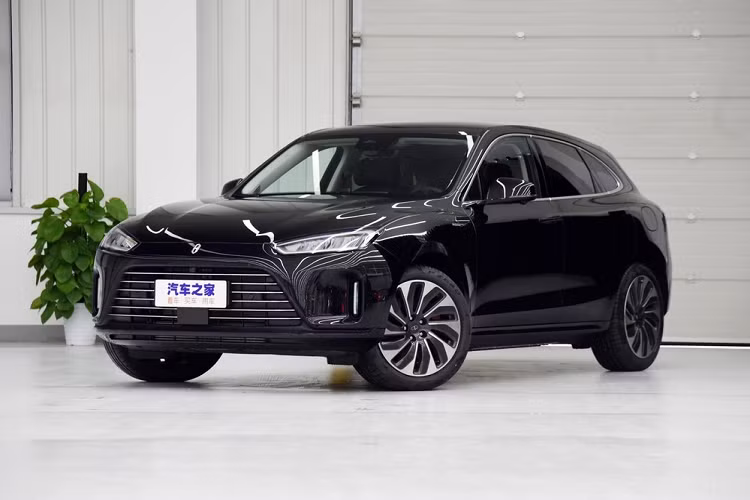 Vai trò của Huawei đối với Aito M5 nằm ở hệ điều hành thông tin giải trí. Hệ điều hành Harmony OS có thể tích hợp hoàn toàn với các sản phẩm khác của Huawei, và khách hàng thậm chí có thể sử dụng đồng hồ thông minh Huawei làm chìa khóa để khởi động xe của họ.