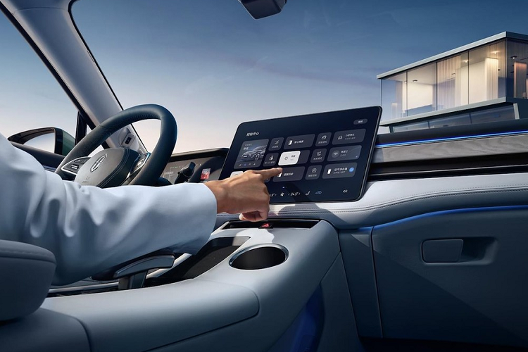 Aito trực thuộc thương hiệu Seres, một công ty con có trụ sở tại Thung lũng Silicon của nhà sản xuất ô tô Sokon có trụ sở tại Trùng Khánh. Công ty tin rằng việc biến xe ôtô thành một thiết bị thông minh tương tự như điện thoại chính là tương lai. Hệ điều hành Harmony OS đã được phát triển bởi Google cấm công ty sử dụng hệ điều hành Android của mình.