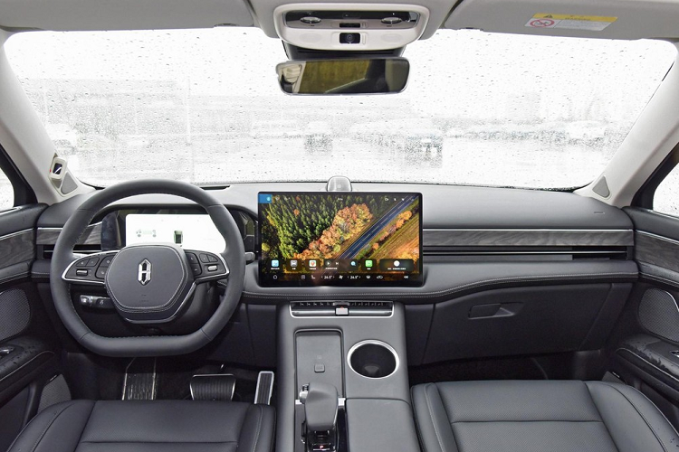 M5 là mẫu xe đầu tiên dưới cái tên Aito, viết tắt cho cụm từ có nghĩa "bổ sung trí thông minh cho ôtô." Việc giao hàng của M5 dự kiến sẽ bắt đầu vào cuối tháng 2/221 sau dịp Tết Nguyên Đán này.