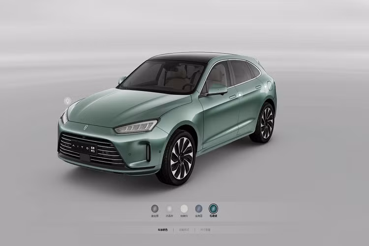 Các thương hiệu như Nio đang nhắm đến việc chiếm một phần lớn thị trường xe điện nội địa Trung Quốc, và nhà sản xuất smartphone Huawei là người chơi mới nhất nhảy vào cuộc chiến. Trở lại hồi đầu năm nay, Huawei đã công bố ý định sản xuất xe điện, và đến tháng 4, Huawei đã thực hiện đúng lời hứa khi giới thiệu mẫu SF5 được đồng phát triển với Cyrus. Giờ đây, gã khổng lồ công nghệ Trung Quốc đã công bố một mẫu xe mới mà sẽ có hệ điều hành Harmony OS của mình. Lần này, mẫu xe đó có tên Huawei Aito M5 hoàn toàn mới.