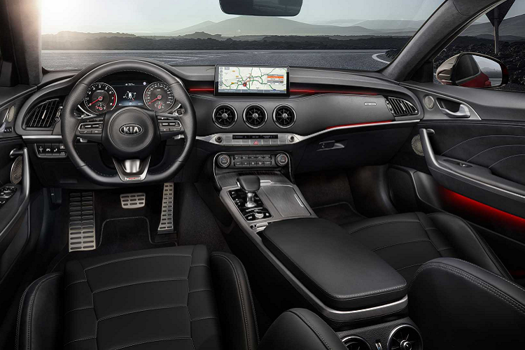 Bố cục tổng thể của nội thất không thay đổi nhiều. Kia nâng cấp về vật liệu để mang đến không gian sang trọng hơn. Trên bản cao cấp, Stinger 2022 được trang bị ghế da Nappa hoặc da lộn đi kèm dây an toàn màu đỏ. Chiếc sedan còn có đường chỉ khâu tương phản mới trên bảng táp-lô và cửa. Vật liệu nhôm sáng xuất hiện ở khu vực điều khiển trung tâm.