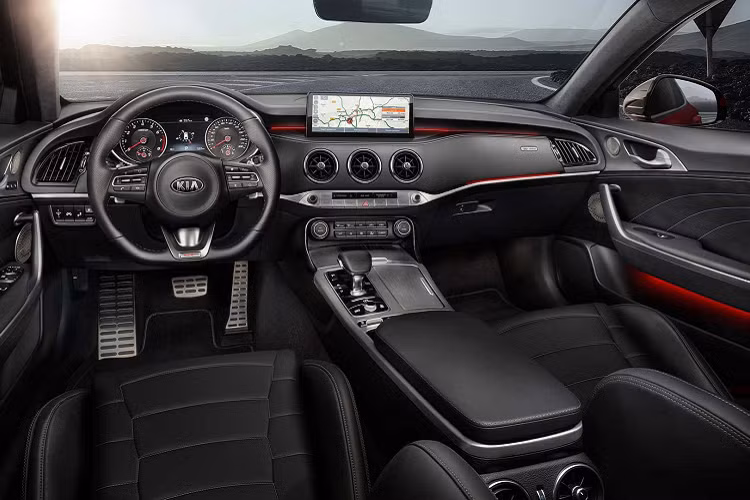 Bố cục tổng thể của nội thất không thay đổi nhiều. Kia nâng cấp về vật liệu để mang đến không gian sang trọng hơn. Trên bản cao cấp, Stinger 2022 được trang bị ghế da Nappa hoặc da lộn đi kèm dây an toàn màu đỏ. Chiếc sedan còn có đường chỉ khâu tương phản mới trên bảng táp-lô và cửa. Vật liệu nhôm sáng xuất hiện ở khu vực điều khiển trung tâm.