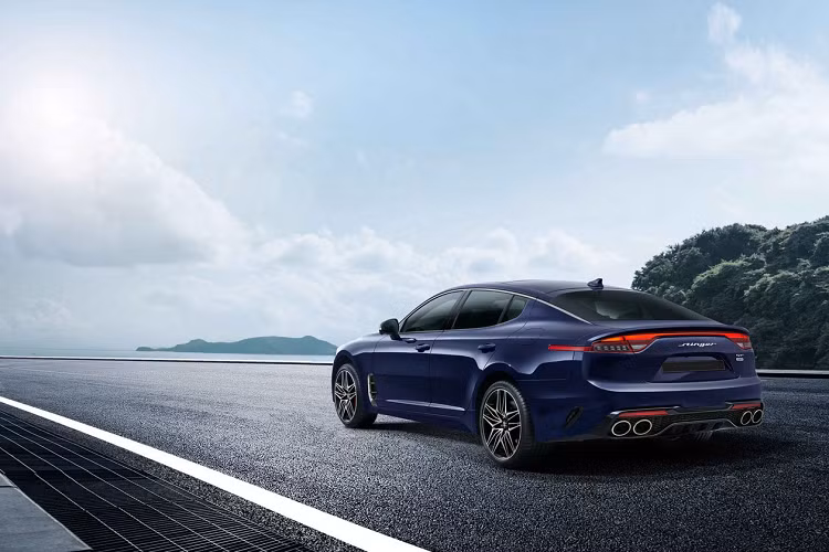 Tại Mỹ, giá xe Kia Stinger 2022 có mức bán ra từ 37.135 USD, đắt hơn 4.000 USD so với mức giá 33.090 USD của đời trước.
