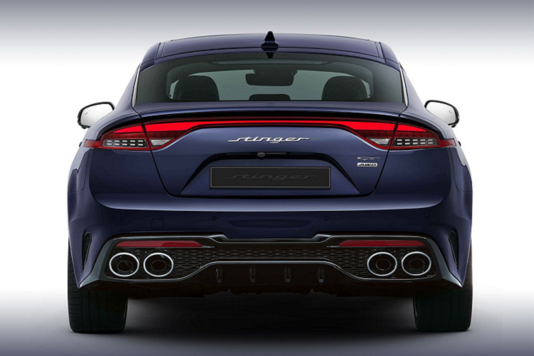 Đuôi xe có đèn hậu LED họa tiết mới. Chiếc sedan của Kia được trang bị bộ mâm hợp kim 19 inch mới. Ngoài ra, Kia còn cung cấp thêm màu sơn xanh Ascot Green cho Stinger facelift.