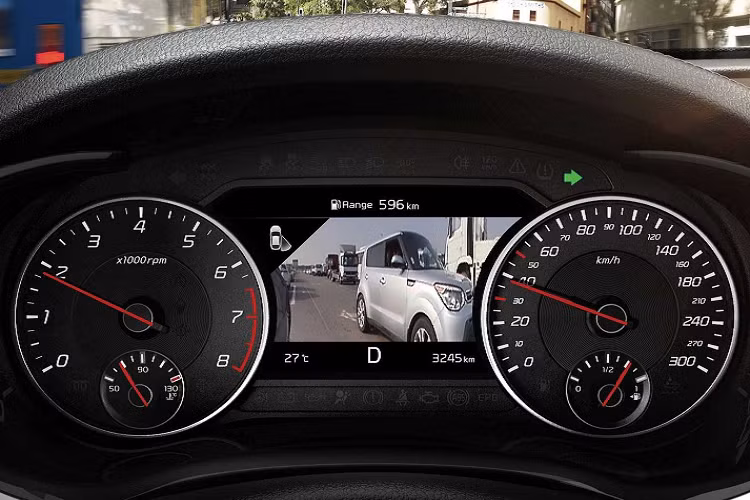 Ở phiên bản tiêu chuẩn, Stinger 2022 được trang bị màn hình đa thông tin LCD 4,2 inch thay cho loại TFT 3,5 inch trước đây. Màn hình thông tin giải trí được nâng từ 7 inch lên 8 inch, hỗ trợ kết nối Apple CarPlay và Android Auto. Khách hàng có thể tùy chọn màn hình kích thước 10,25 inch hỗ trợ cảm ứng.