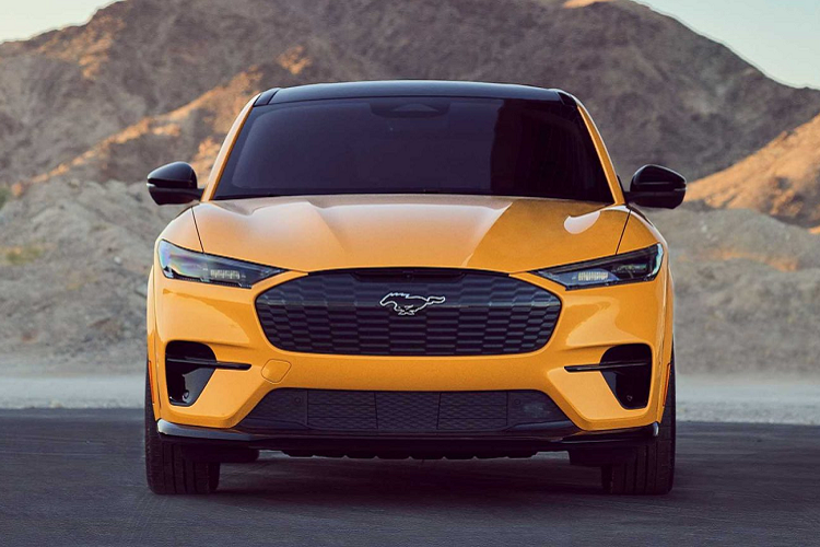 Những chiếc xe ôtô điện vốn đắt đỏ đang ngày càng trở nên rẻ hơn và chúng dần tạo thành một phân khúc riêng với nhiều thương hiệu lớn. Đơn cử như mẫu Volkswagen ID.4 sẽ có mặt trên thị trường vào năm sau, giá bán chỉ từ 39.995 USD. Nếu muốn sự thể thao, bạn có thể mua một chiếc Mustang Mach-E với DNA của dòng xe cơ bắp huyền thoại với giá từ 42.895 USD. Cùng với đó, Nissan Ariya cũng là sự lựa chọn tuyệt vời khi nó được làm trên nền tảng của chiếc Leaf cực kỳ thành công.