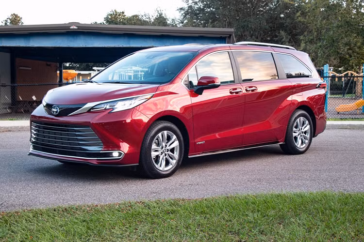 Bên cạnh sedan, minivan có thể coi là phân khúc xe chịu thiệt nhiều nhất trước sự bùng nổ của SUV. Trong năm vừa qua, nhiều hãng xe đã giúp phân khúc này trở về với vinh quang vốn có của nó. Điển hình là Kia với chiếc Sedona sang trọng hay Toyota hồi sinh Sienna với động cơ hybrid vô cùng tiết kiệm. Chrysler ít được biến đến hơn nhưng vẫn mang đến phiên bản mới của Pacifaca, mang đến nhiều lựa chọn đa dạng dành cho khách hàng với nhiều cấu hình khác nhau.