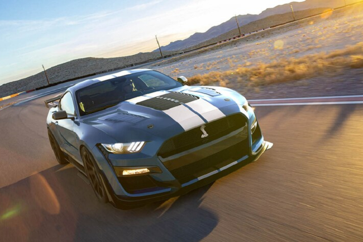 Tuy xe điện đang dần chiếm được ưu thế trên thị trường nhưng những chiếc xe cơ bắp với những khối động cơ khủng cũng chứng minh mình không hề “lạc hậu”. Chúng đều có những khối động cơ dung tích trên 5.0, chúng đều được lắp bộ siêu nạp, sản sinh công suất trên 700 mã lực và tạo ra âm thanh gầm rú vô cùng phấn khích. Có thể nói, mặc dù các quy định, tiêu chuẩn khí tải đang cản trở những chiếc xe có động cơ dung tích lớn nhưng chúng vẫn có thể vượt qua được và đến tay người dùng. Bên cạnh đó, các hãng như Dodge, Jeep cũng mang khối động lên những chiếc SUV của mình.