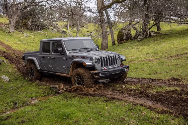 Có thể nói xu thế của thị trường ôtô năm 2020 là những chiếc crossover, SUV gầm cao... kéo theo đó là sự trở lại của những “tên tuổi” hàng đầu trong phân khúc xe off-road cỡ lớn. Giữa năm, Ford đã ra mắt Bronco thế hệ mới và biến thể Bronco Sport nhỏ hơn, chính thức trở lại với phân khúc SUV off-road cỡ lớn sau thời gian dài vắng bóng.