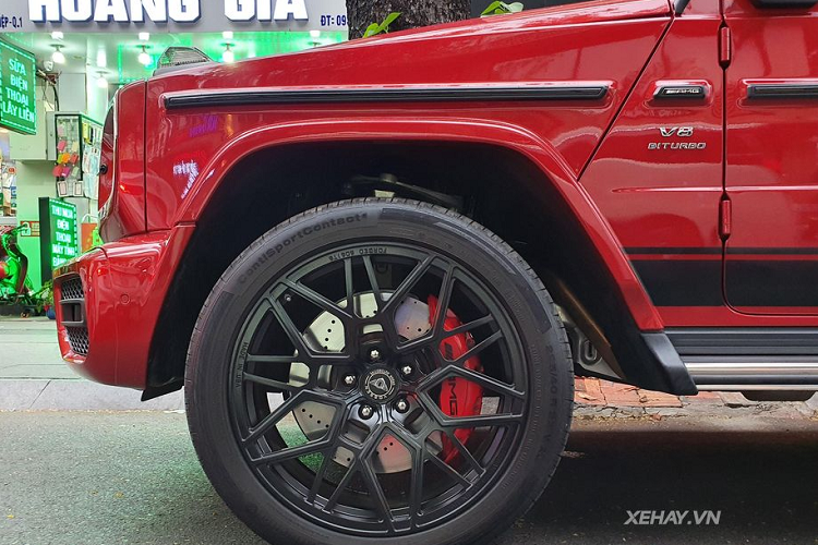 Bên cạnh bộ ống xả Capristo, chiếc G63 trong bài còn thu hút người xem ở nước sơn ngoại thất màu đỏ Cardinal Red, khác biệt so với phần đông những chiếc G63 trong nước đều có màu sơn đen hoặc trắng.