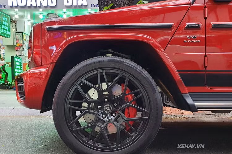 Bên cạnh bộ ống xả Capristo, chiếc G63 trong bài còn thu hút người xem ở nước sơn ngoại thất màu đỏ Cardinal Red, khác biệt so với phần đông những chiếc G63 trong nước đều có màu sơn đen hoặc trắng.