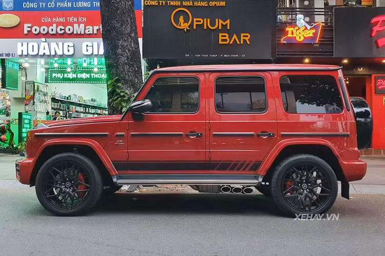 Đi kèm với đó còn là trang bị bộ mâm độ mã hiệu UV-1 với thiết kế đa chấu do hãng Vossen kết hợp cùng thương hiệu Urban Automotive tạo ra.