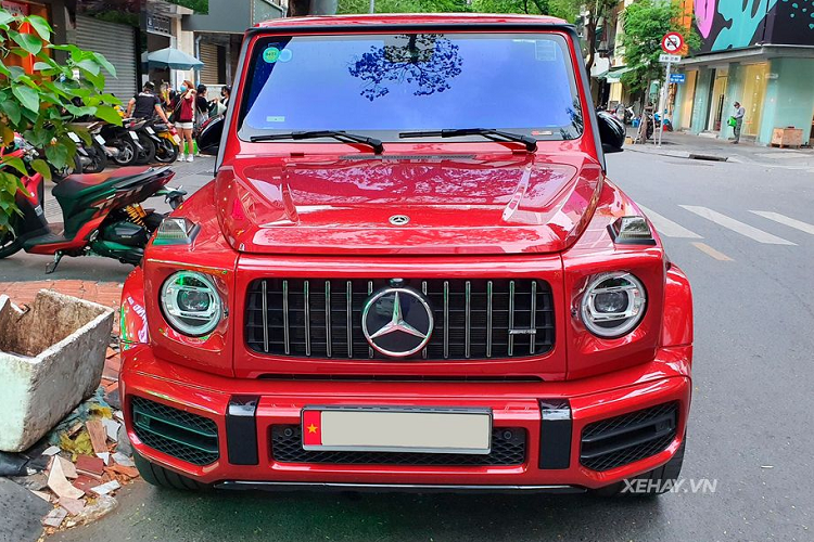 Về trang bị động cơ, chiếc Mercedes-AMG G63 này sử dụng động cơ V8 4.0L tăng áp kép, cho công suất 577 mã lực và mô-men xoắn 850Nm, kết hợp với hộp số tự động 9 cấp. G63 AMG có thể tăng tốc từ 0-100km/h trong 4,5 giây trước khi đạt tốc độ tối đa 220km/h. Mức giá xe Mercedes-AMG G63 chính hãng tại Việt Nam khoảng hơn 10 tỷ đồng.