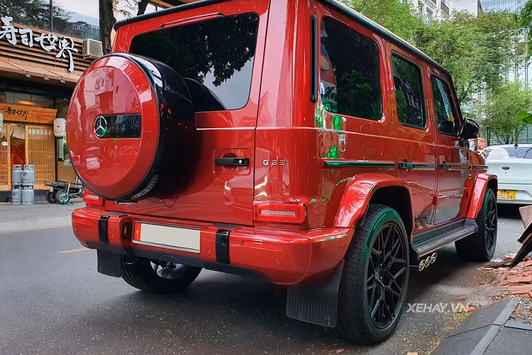 Một trong số những điểm nổi bật về trang bị trên chiếc Mercedes-AMG G63 trong bài viết chính là bộ ống xả hàng hiệu đến từ Capristo. Khác biệt với bộ ống xả nguyên bản, bộ pô mới trên xe có đến 6 chụp ống xả, thiết kế chia đều sang hai bên hông xe. Với bộ ống xả Capristo này, chiếc xe giờ đây cho ra những âm thanh vô cùng phấn khích, đầy uy lực và sự mạnh mẽ. Tất nhiên, đánh đổi lấy điều đó là mức giá lên tới 200 triệu đồng.