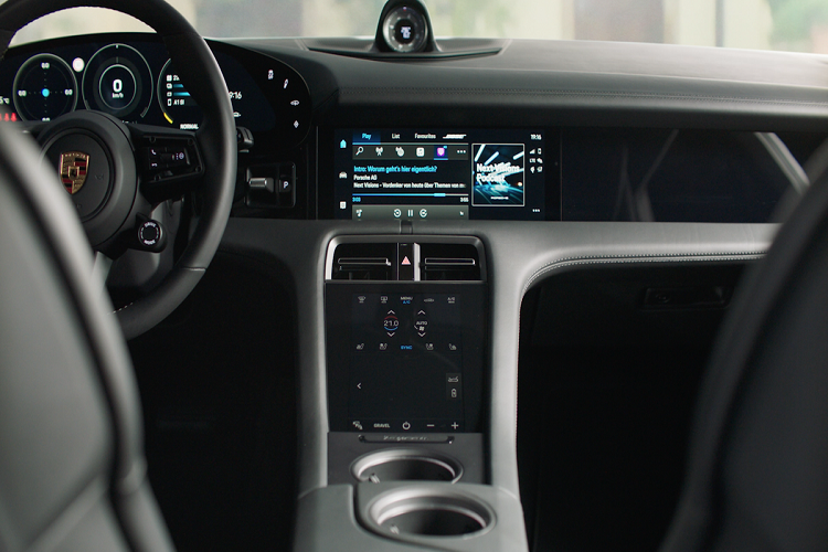 Nội thất Taycan Cross Turismo khá tương đồng với phiên bản sedan như bảng đồng hồ taplo kỹ thuật số, màn hình giải trí trung tâm chính cùng màn hình phụ cảm ứng để điều khiển các tính năng tiện nghi...