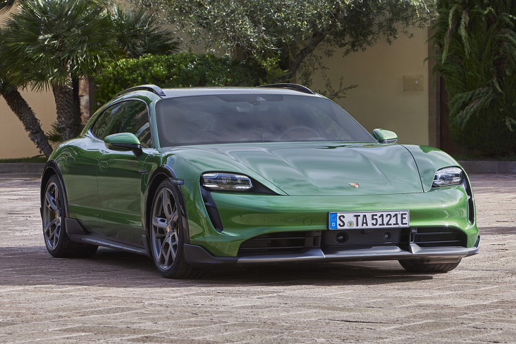 Phần đầu xe có khá nhiều điểm tương đồng với phiên bản sedan như hệ thống đèn pha Matrix LED 4 điểm đặc trưng, nắp capo kéo dài về trước kết hợp khoang hành lý phía trước có dung tích 82 lít.