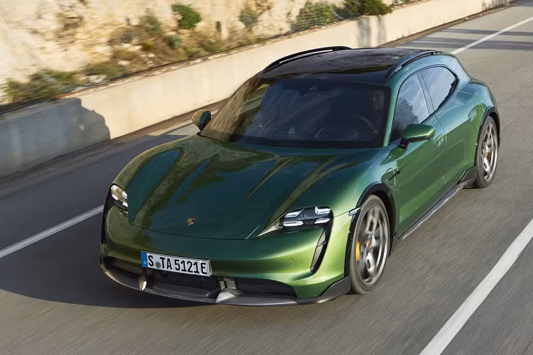 Trong khi đó, phiên bản cao cấp nhất Taycan Turbo S Cross Turismo có khả năng đạt 761 mã lực với tính năng Launch Control. Xe tăng tốc từ 0 lên 100 km/h chỉ trong 2,9 giây và đạt vận tốc tối đa giới hạn ở mức 250 km/h, mặc dù khối lượng của xe lên đến 2.358 kg.