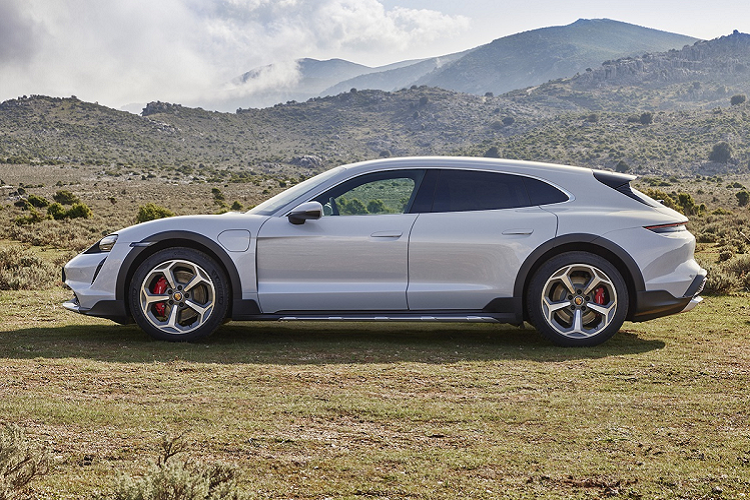 Tuy nhiên, siêu wagon Taycan Cross Turismo có những tùy chọn tiêu chuẩn như hệ thống dẫn động 4 bánh toàn thời gian, khung gầm công nghệ cao, hệ thống treo khí nén thích ứng cũng như cửa sổ trời panorama... vốn là những tùy chọn tính thêm phí trên phiên bản Taycan sedan.