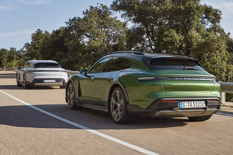 Tương tự như Taycan, Porsche Taycan Cross Turismo được ra mắt với 4 phiên bản: 4, 4S, Turbo và Turbo S. Tất cả phiên bản đều được trang bị 2 motor điện với hệ thống dẫn động 4 bánh toàn thời gian.