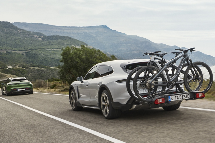 Khách hàng có thể chuyên chở 3 chiếc xe đạp điện với tùy chọn khung đỡ được lắp đặt sau chiếc Taycan Cross Turismo. Hãng xe còn cho biết cửa khoang hành lý phía sau có thể vận hành bình thường mặc dù có vật thể nằm trên khung đỡ. Porsche Taycan Cross Turismo sẽ có mặt tại các đại lý vào mùa hè năm nay.