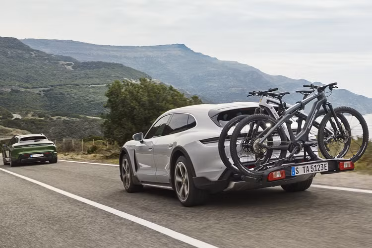 Khách hàng có thể chuyên chở 3 chiếc xe đạp điện với tùy chọn khung đỡ được lắp đặt sau chiếc Taycan Cross Turismo. Hãng xe còn cho biết cửa khoang hành lý phía sau có thể vận hành bình thường mặc dù có vật thể nằm trên khung đỡ. Porsche Taycan Cross Turismo sẽ có mặt tại các đại lý vào mùa hè năm nay.