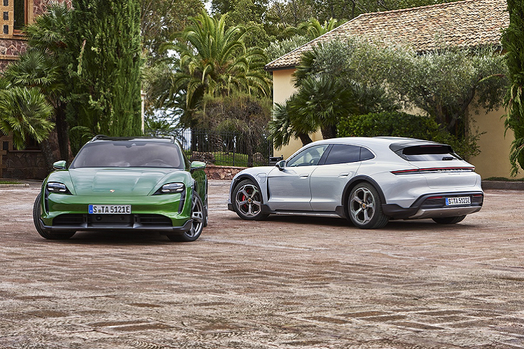 Ngoài ra, xe có thể nâng cấp gói ngoại thất Off-Road Design với các chi tiết như ốp vòm bánh xe, ốp cản trước và sau, ốp hông… tối màu.