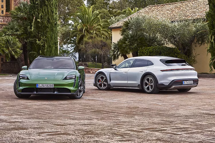 Ngoài ra, xe có thể nâng cấp gói ngoại thất Off-Road Design với các chi tiết như ốp vòm bánh xe, ốp cản trước và sau, ốp hông… tối màu.