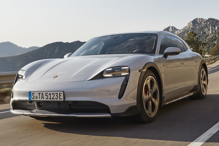 Phiên bản tiêu chuẩn có công suất tối đa 380 mã lực, với chế độ Launch Control, con số này sẽ lên đến 476 mã lực. Điều này giúp chiếc xe có khả năng tăng tốc 0-100 km/h chỉ trong 5,1 giây với vận tốc tối đa 220 km/h.