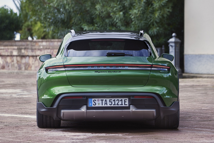 Mui xe được vuốt dài dần về phía sau giúp tăng không gian trần xe hàng ghế sau thêm 36 mm. Hàng ghế sau cũng có thể gập xuống theo tỷ lệ 40:60, giúp tăng dung tích khoang hành lý sau lên đến 1.212 lít.