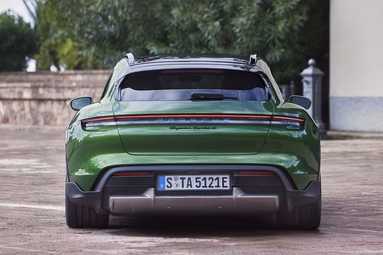 Mui xe được vuốt dài dần về phía sau giúp tăng không gian trần xe hàng ghế sau thêm 36 mm. Hàng ghế sau cũng có thể gập xuống theo tỷ lệ 40:60, giúp tăng dung tích khoang hành lý sau lên đến 1.212 lít.