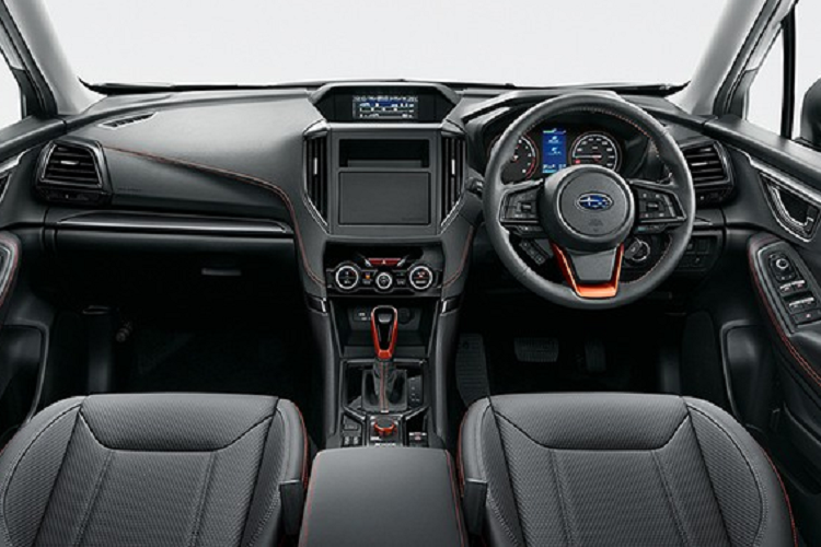 Trong khi đó, hốc gió trung tâm của Subaru Forester 2022 được cải tiến nhẹ để tạo chiều sâu. Bên dưới hốc gió này là tấm ốp màu bạc, mang đến vẻ hầm hố và thể thao cho đầu xe. Đằng sau, Subaru Forester 2021 có vẻ như không thay đổi về thiết kế. Xe vẫn được trang bị đèn hậu hình chữ "C" và chắn bùn sau như cũ. Tương tự như vậy, nội thất bên trong mẫu SUV cỡ C này cũng giữ nguyên thiết kế tổng thể của phiên bản cũ. Tùy phiên bản, hãng Subaru sẽ bổ sung những chi tiết ốp trang trí và chất liệu nội thất mới cho xe.