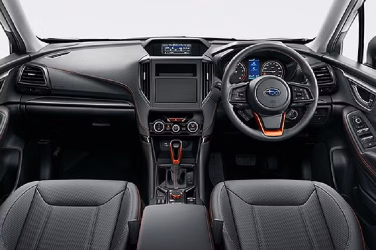 Trong khi đó, hốc gió trung tâm của Subaru Forester 2022 được cải tiến nhẹ để tạo chiều sâu. Bên dưới hốc gió này là tấm ốp màu bạc, mang đến vẻ hầm hố và thể thao cho đầu xe. Đằng sau, Subaru Forester 2021 có vẻ như không thay đổi về thiết kế. Xe vẫn được trang bị đèn hậu hình chữ "C" và chắn bùn sau như cũ. Tương tự như vậy, nội thất bên trong mẫu SUV cỡ C này cũng giữ nguyên thiết kế tổng thể của phiên bản cũ. Tùy phiên bản, hãng Subaru sẽ bổ sung những chi tiết ốp trang trí và chất liệu nội thất mới cho xe.