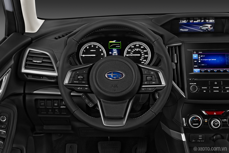 Tiếp đến là cản trước mới, nhô ra phía trước nhiều hơn phiên bản cũ, giúp nhấn mạnh thiết kế táo bạo cho đầu xe. Trong khi đó, hốc hình chữ nhật ở cản trước chứa 3 nan nằm ngang bên trên và đèn sương mù hình tròn phía dưới. Ở bản Sport, Subaru Forester 2022 sẽ được trang bị đèn sương mù nằm dọc và không có 3 nan phía trên như ở 3 bản còn lại.