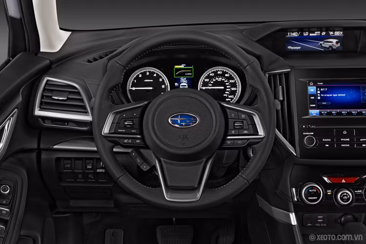 Tiếp đến là cản trước mới, nhô ra phía trước nhiều hơn phiên bản cũ, giúp nhấn mạnh thiết kế táo bạo cho đầu xe. Trong khi đó, hốc hình chữ nhật ở cản trước chứa 3 nan nằm ngang bên trên và đèn sương mù hình tròn phía dưới. Ở bản Sport, Subaru Forester 2022 sẽ được trang bị đèn sương mù nằm dọc và không có 3 nan phía trên như ở 3 bản còn lại.