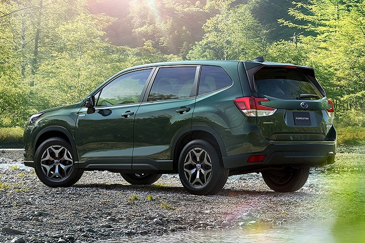 Trong khi đó, hệ truyền động e-Boxer chỉ tiêu thụ lượng xăng trung bình 18,6 km/lít (khoảng 5,3 lít/100 km theo tiêu chuẩn JC08) hoặc 14 km/lít (7,1 lít/100 km theo tiêu chuẩn WLTC). Ngoài động cơ tiết kiệm xăng, các phiên bản dùng động cơ e-Boxer của Subaru Forester 2022 còn có lưới tản nhiệt có thể đóng/mở và hệ thống e-Active Shift Control giúp cải thiện hiệu suất phanh động cơ khi xe đổ đèo.