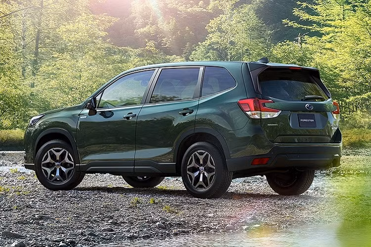 Trong khi đó, hệ truyền động e-Boxer chỉ tiêu thụ lượng xăng trung bình 18,6 km/lít (khoảng 5,3 lít/100 km theo tiêu chuẩn JC08) hoặc 14 km/lít (7,1 lít/100 km theo tiêu chuẩn WLTC). Ngoài động cơ tiết kiệm xăng, các phiên bản dùng động cơ e-Boxer của Subaru Forester 2022 còn có lưới tản nhiệt có thể đóng/mở và hệ thống e-Active Shift Control giúp cải thiện hiệu suất phanh động cơ khi xe đổ đèo.