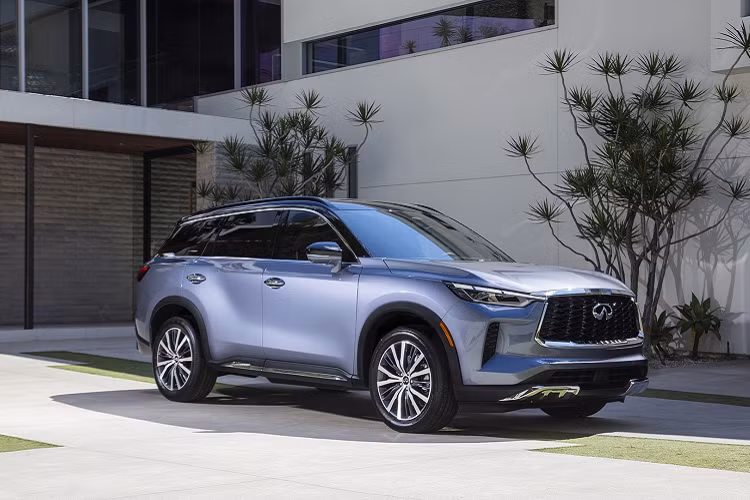 Infiniti QX60 Autograph – giá từ 60.350 USD (khoảng 1,39 tỷ VND). Cuối cùng là phiên bản cao cấp nhất Autograph, tích hợp tất cả trang bị tiêu chuẩn của ba phiên bản thấp hơn, cùng với các trang bị nâng cao. Ngoại thất sẽ bổ sung giá nóc sơn màu Đen Obsidian, trong khi cản trước sau và bên hông được mạ chrome nổi bật. Hiện tại, Infininti QX60 2022 đã bắt đầu nhận đơn đặt hàng tại Mỹ và dự kiến giao xe đến tay khách hàng vào mua thu năm nay.