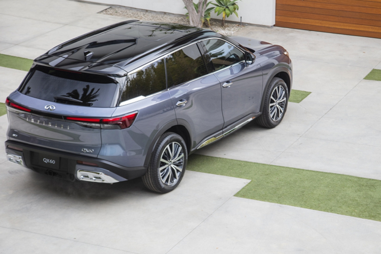 Infiniti QX60 Sensory – giá từ 56.350 USD (khoảng 1,3 tỷ VND). Đây là phiên bản cao thứ 3 trong dải phiên bản của Infiniti QX60. Do đó ngoài những trang bị như phía trên, Infiniti QX60 Sensory được nâng cấp la-zăng hợp kim 20 inch trang trí họa tiết kiểu phay cắt kim loại thế thao. Trong khi đó bên trong bổ sung đèn viền ambient light, ốp gỗ tần bì Open-pore, tích hợp chức năng massage hàng ghế trước và sưởi ấm cho hàng ghế thứ hai.