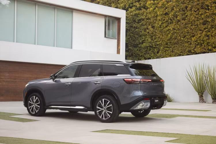 Cuối cùng, phiên bản này trang bị các tính năng hỗ trợ người lái tiêu chuẩn gồm hệ thống phanh tự động kết hợp cảnh báo phương tiện cắt ngang khi lùi, hỗ trợ phanh khẩn cấp với phát hiện người đi bộ, cảnh báo va chạm phía trước, cảnh báo điểm mù, đèn pha thích ứng tự động và cảnh báo lệch làn đường với tín hiệu rung phản hồi.