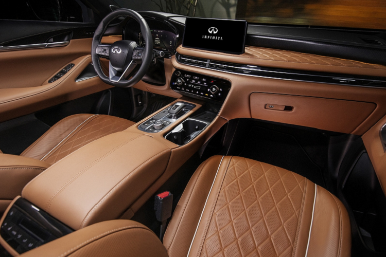 Trang bị tiện nghi trên phiên bản này gồm màn hình thông tin giải trí Infiniti InTouch 12,3 inch, tích hợp Apple Carplay và đi kèm hệ thống âm thanh vòm 9 loa. Hệ thống điều hòa là loại tự động 3 vùng độc lập với nút điều khiển cảm ứng cho hàng ghế thứ 2 và cửa gió điều hòa trên trần xe cho hai hàng ghế sau.