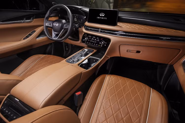 Trang bị tiện nghi trên phiên bản này gồm màn hình thông tin giải trí Infiniti InTouch 12,3 inch, tích hợp Apple Carplay và đi kèm hệ thống âm thanh vòm 9 loa. Hệ thống điều hòa là loại tự động 3 vùng độc lập với nút điều khiển cảm ứng cho hàng ghế thứ 2 và cửa gió điều hòa trên trần xe cho hai hàng ghế sau.