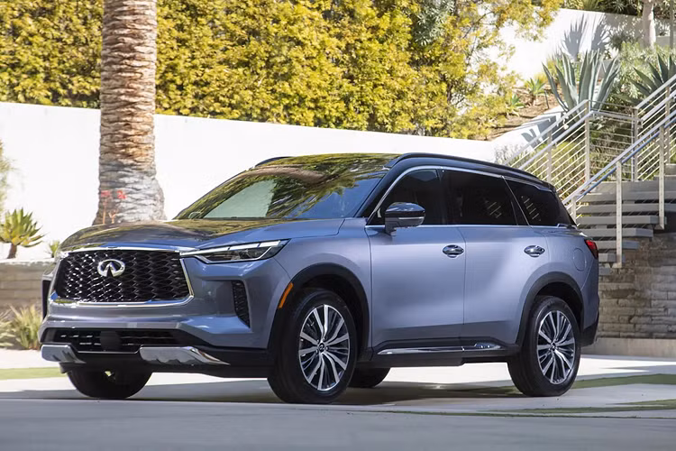 Giá xe Infiniti QX60 Pure từ 46.850 USD (khoảng 1,08 tỷ đồng). Phiên bản tiêu chuẩn của Infiniti QX60 tại Mỹ trang bị ngoại thất cơ bản với la-zăng hợp kim 18 inch, đèn pha LED tích hợp đèn LED ban ngày, đèn hậu Digital Piano Key và cửa sổ trời chỉnh điện có chắn nắng. Bên trong, xe trang bị ghế ngồi bọc da với ghế lái chỉnh điện 8 hướng tích hợp bộ nhớ vị trí ghế và gương chiếu hậu. Cùng với đó là nút bấm 1 chạm hỗ trợ hàng ghế thứ 3 ra vào nhanh chóng hơn