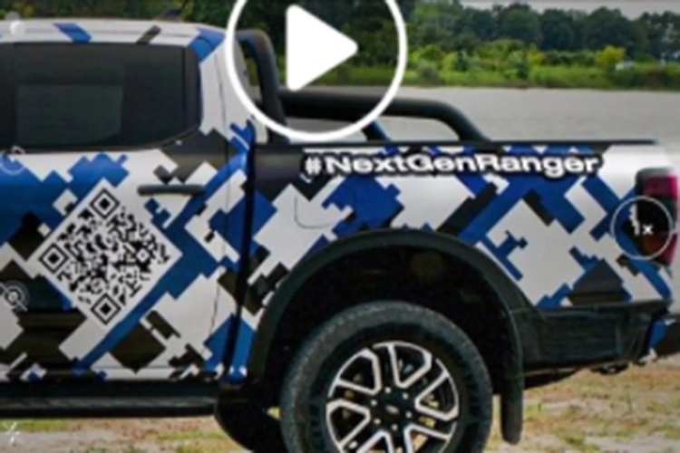 Về phần đầu xe, mặc dù đã được che chắn để che giấu thiết kế, nhưng Ford Ranger thế hệ mới hé lộ nhiều điểm thay đổi mới về ngoại thất như cụm đèn pha full-LED cỡ lớn tích hợp dải đèn LED định vị tạo hình chiếc boomerang, gợi nhớ đến mẫu bán tải cỡ lớn F-150. Ngoài ra, cụm lưới tản nhiệt cỡ lớn nhiều nan thiết kế khoẻ khoắn là một chi tiết không thể bỏ qua ở Ford Ranger thế hệ mới.