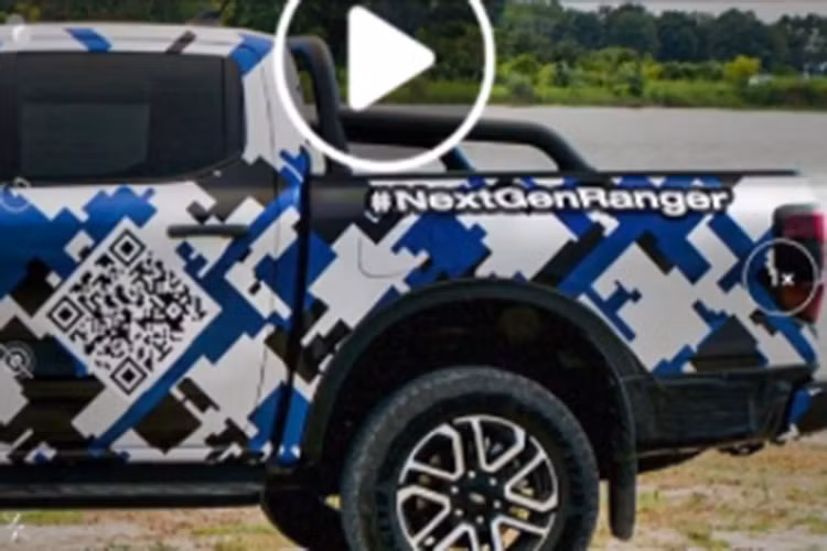 Về phần đầu xe, mặc dù đã được che chắn để che giấu thiết kế, nhưng Ford Ranger thế hệ mới hé lộ nhiều điểm thay đổi mới về ngoại thất như cụm đèn pha full-LED cỡ lớn tích hợp dải đèn LED định vị tạo hình chiếc boomerang, gợi nhớ đến mẫu bán tải cỡ lớn F-150. Ngoài ra, cụm lưới tản nhiệt cỡ lớn nhiều nan thiết kế khoẻ khoắn là một chi tiết không thể bỏ qua ở Ford Ranger thế hệ mới.