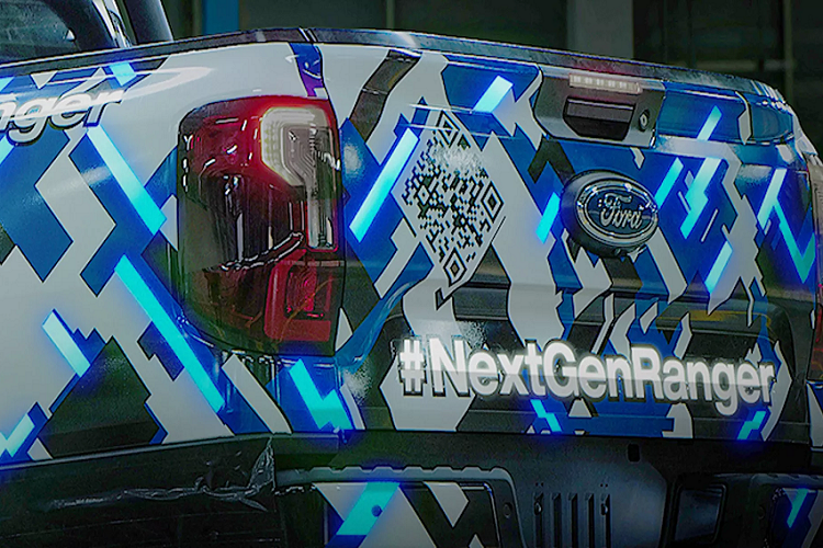 Nắp thùng sau của bán tải Ford Ranger 2022 mang những đường gân khoẻ khoắn, chi tiết tay nắm mở thùng sau tích hợp đèn LED (phanh) thiết kế chắc chắn, đầy nam tính. Ngoài ra, Ford Ranger 2022 còn được thiết kế bộ mâm mới 6 chấu kép, phối 2 tông màu.