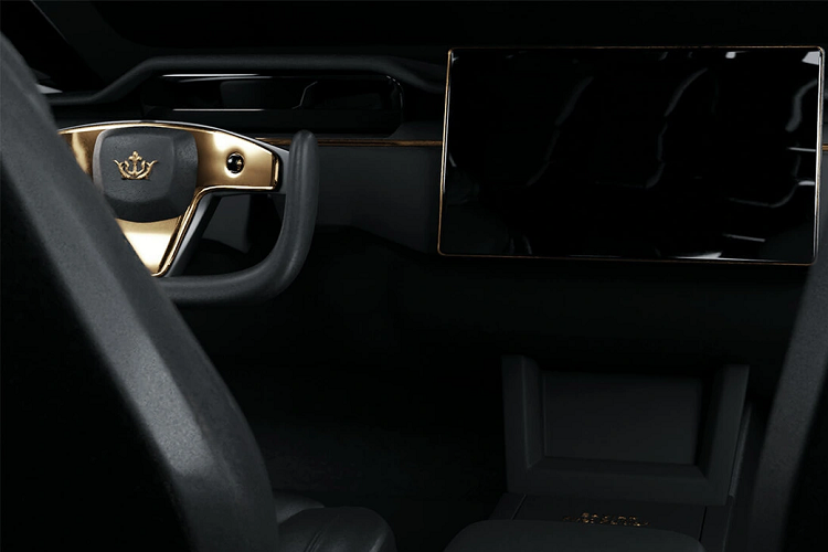 Vật liệu đắt giá này cũng được dắt lên vô-lăng, viền táp-lô... 