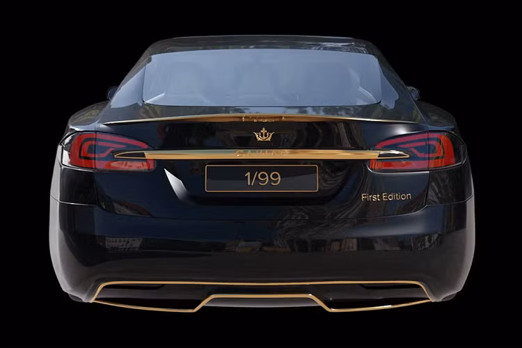 Logo của Tesla được thay bằng biểu tượng của Caviar và đương nhiên chi tiết này cũng được mạ vàng. Biểu tượng “First Edition” xuất hiện ở chắn bùn trước và đuôi xe.