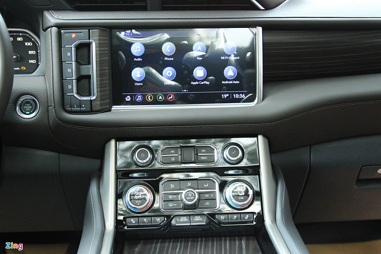 GMC Yukon XL Denali có màn hình cảm ứng trung tâm 10,2 inch và cặp màn hình 12,6 inch cho hàng ghế thứ 2. Một số trang bị đáng chú ý gồm cửa sổ trời toàn cảnh, dàn âm thanh 14 loa Bose, màn hình hiển thị trên kính lái, sạc không dây, sưởi/làm mát ghế, camera 360 độ, cảnh báo va chạm, cảnh báo phương tiện cắt ngang phía sau, phanh khoảng cách tự động và cảnh báo điểm mù.