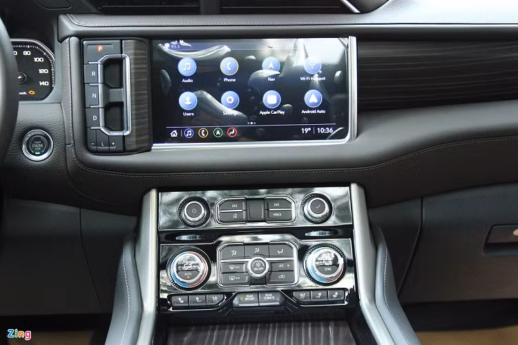 GMC Yukon XL Denali có màn hình cảm ứng trung tâm 10,2 inch và cặp màn hình 12,6 inch cho hàng ghế thứ 2. Một số trang bị đáng chú ý gồm cửa sổ trời toàn cảnh, dàn âm thanh 14 loa Bose, màn hình hiển thị trên kính lái, sạc không dây, sưởi/làm mát ghế, camera 360 độ, cảnh báo va chạm, cảnh báo phương tiện cắt ngang phía sau, phanh khoảng cách tự động và cảnh báo điểm mù.