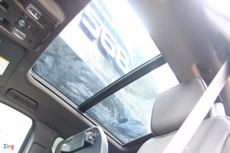 Song song đó, không gian cabin rộng rãi cũng giúp Yukon XL được trang bị nhiều vị trí để đồ và tất cả đều có kích thước lớn. 